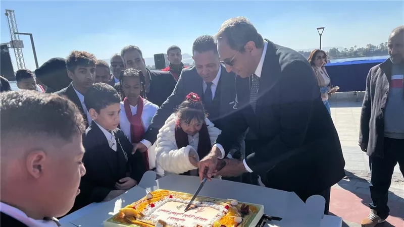 تسليم 95 جهازا وكرسيا متحركا لدعم ذوي الهمم في اليوم العالمي بقنا