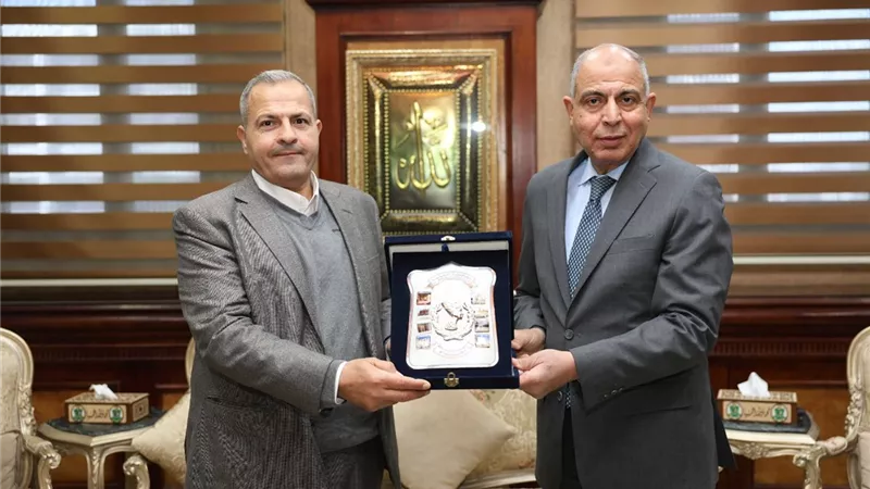  محافظ المنيا يحتفي بالصحفي مهاب المناهري لفوزه بجائزة التفوق الصحفي