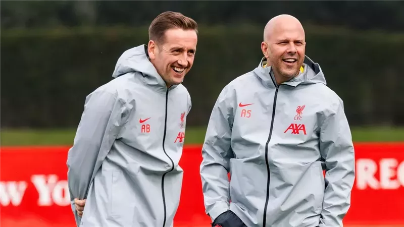 ليفربول يعلن رحيل مدربه قبل مواجهة ليدز بالدوري الإنجليزي 