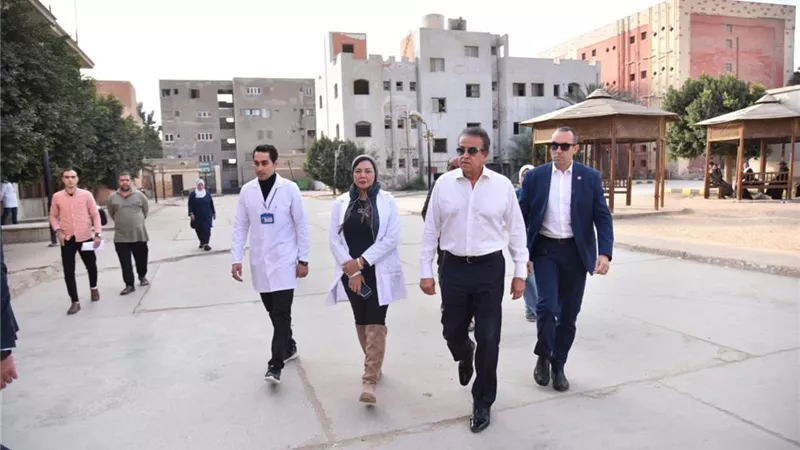 وزير الصحة يوجه بمراجعة عقود الأمن والنظافة بمستشفى الوسطى المركزي 