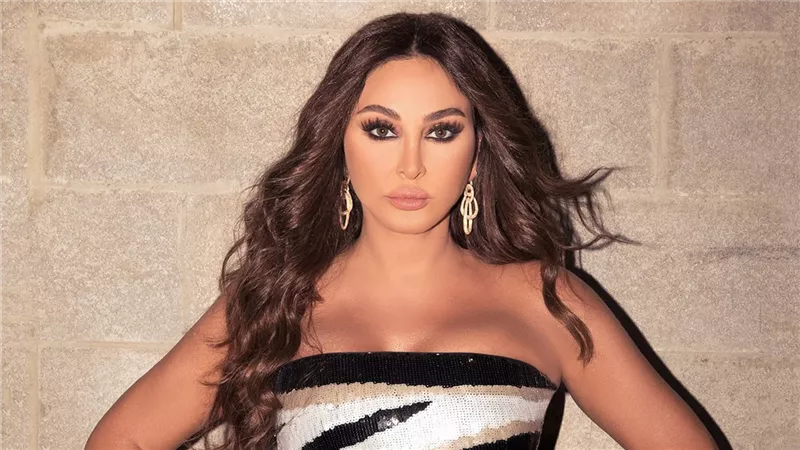 إليسا هربت وعمرو سعد لجأ للقانون.. هوس المعجبين يضع الفنانين في مواقف حرجة