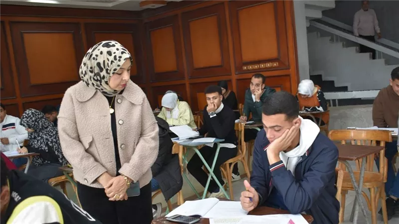 عميد علوم طنطا يتفقد امتحانات المستوى الأول لضمان الانضباط والشفافية