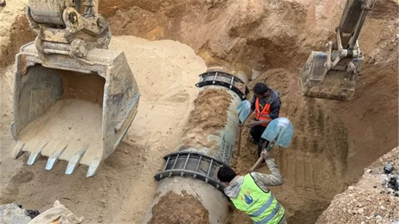 جهاز القاهرة الجديدة ينهي إصلاح كسر خط الصرف الصحي بالتسعين الجنوبي