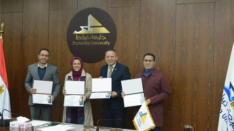 مجلس جامعة دمياط يكرم فريق مشروع معمل ترميم وصيانة الآثار