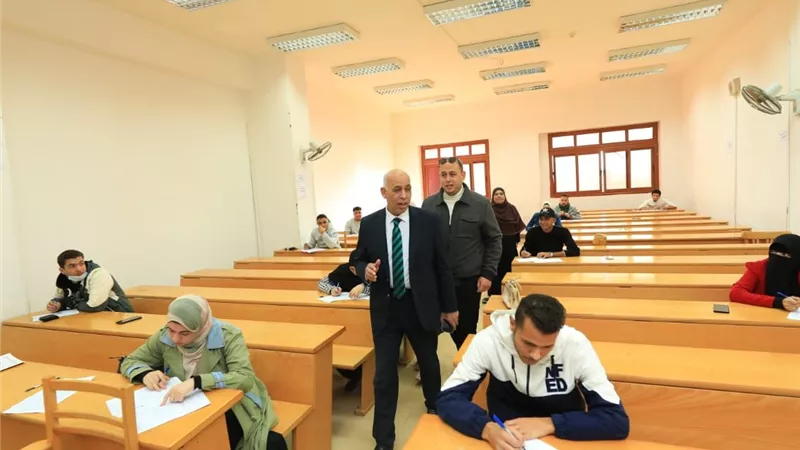 رئيس جامعة كفر الشيخ يتفقد سير امتحانات الفصل الدراسي الأول بالكليات