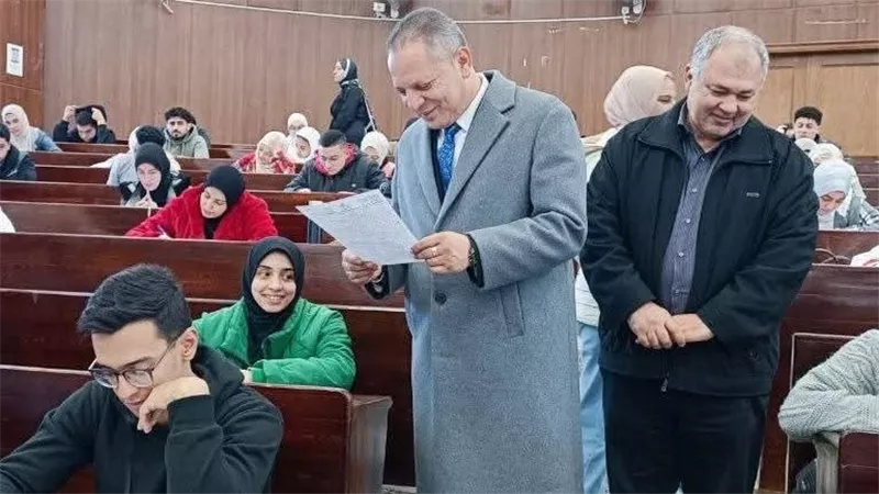 رئيس جامعة دمياط يتفقد انتظام امتحانات كلية التجارة