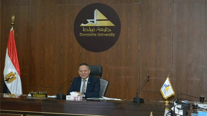 رئيس جامعة دمياط يشدد على ضرورة الانضباط الكامل للعملية التعليمية