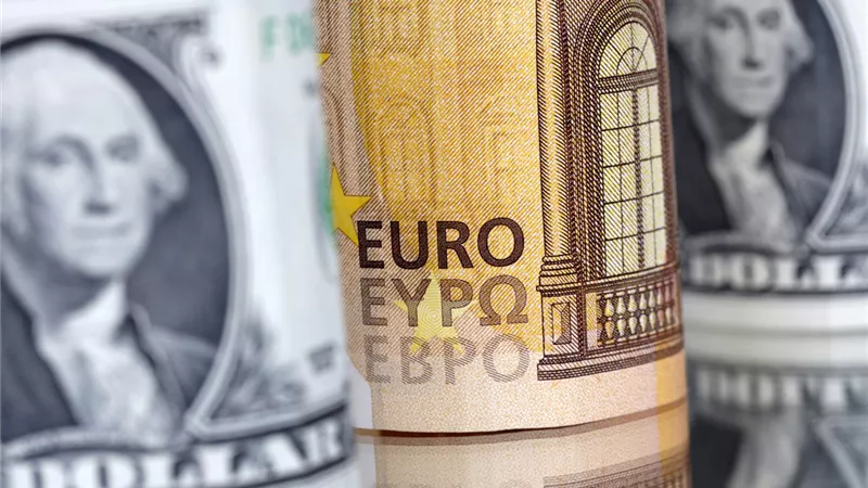 «اليوان» يقترب من أعلى مستوى منذ ثلاث سنوات مع تراجع الدولار