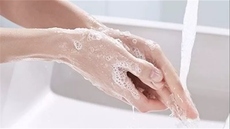هل الوضوء بالإكسسوارات باطل؟.. أمين الفتوى يجيب