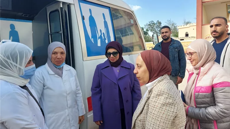 الكشف على 1231 مواطنًا ضمن قافلة مجانية بالقنطرة غرب