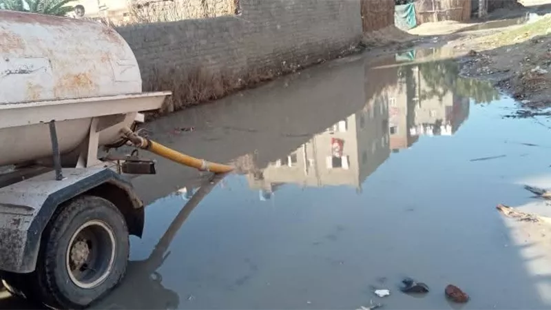 استمرار الجهود المكثفة لرفع تراكمات المياه في قرية الربع التابعة لبلطيم
