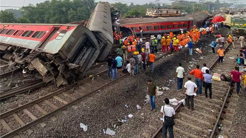 إصابة أكثر من 100 شخص بحادث تصادم قطارين في الهند