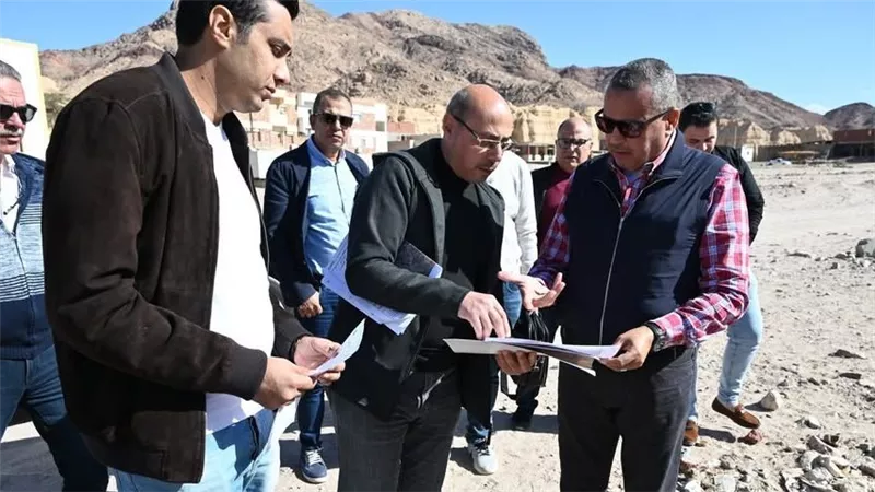 محافظ جنوب سيناء يتابع تطوير طريق «وادي فيران – سانت كاترين»