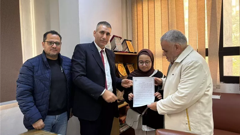 استجابة فورية من وزير العمل.. تسليم عقد عمل لسيدة من المحلة بشركة ملابس 