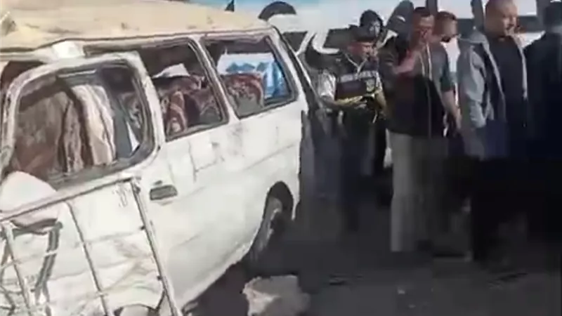 إصابة 8 عاملات إثر تصادم ميكروباص بالرصيف على «صحراوي البحيرة»