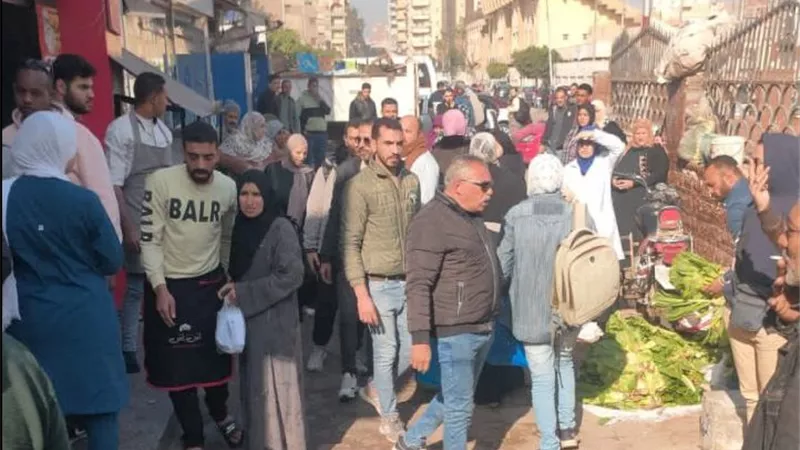 حملة مكبرة لرفع الإشغالات والباعة الجائلين وتعديات الكافتريات بالشرقية|صور