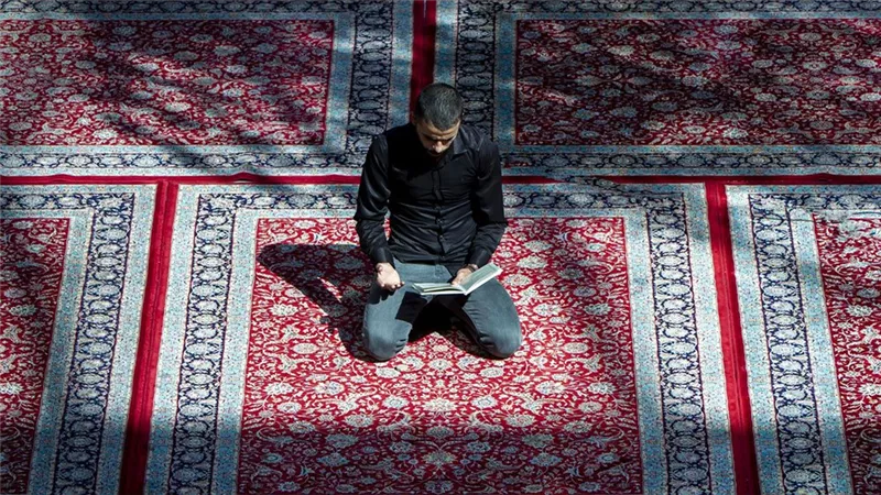حكم من أخطأ في قراءة القرآن أثناء الصلاة.. دار الإفتاء تجيب