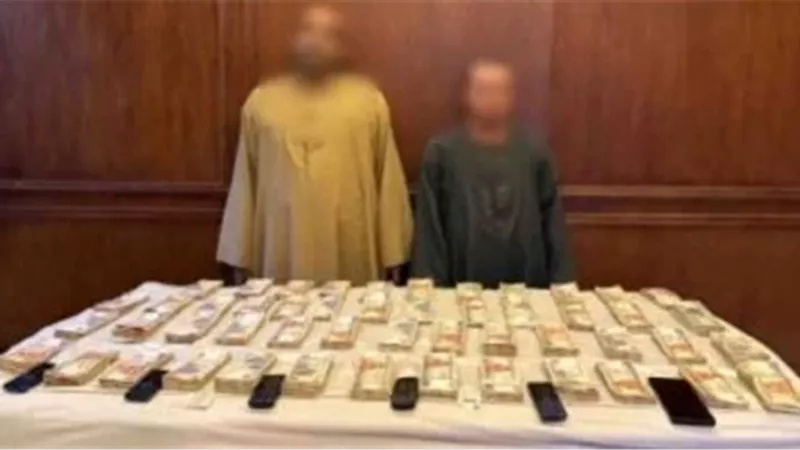 انتحل صفة موظف بنك وسرق أموالها.. سقوط عصابة نصب بالمعادي  