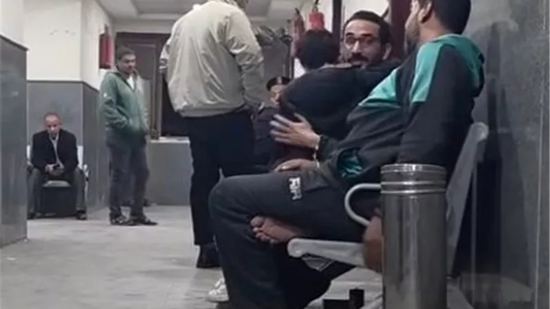الولد متعلق برقبة أبوه.. شاهد أحدث ظهور للأب المتهم بخطف نجله في كفر الشيخ
