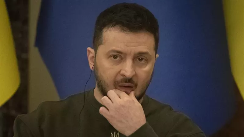«القبر أو الموت».. مساعدة بايدن تتوقع مستقبلًا قاتمًا إلى زيلينسكي 