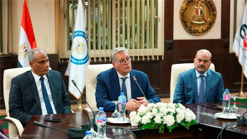 وزير البترول يكرم المهندس إبراهيم مكي ويسلم قيادة إيكم للرئيس الجديد