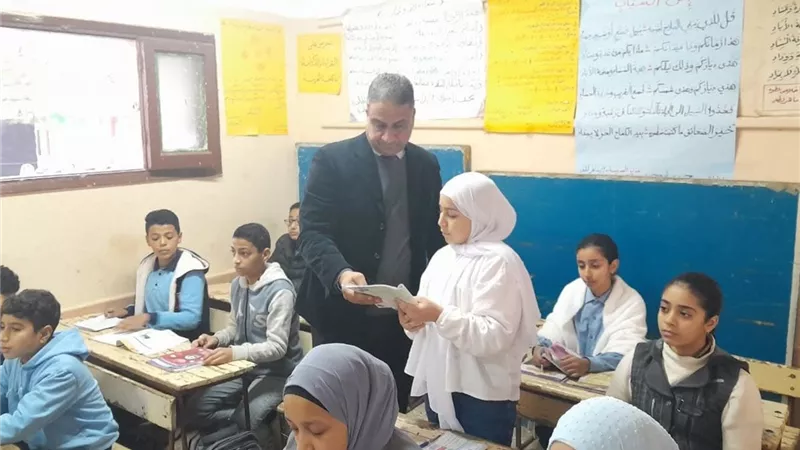 وكيل تعليم الشرقية أثناء تفقده المدارس: مراجعات عامة للمناهج الدراسية| صور