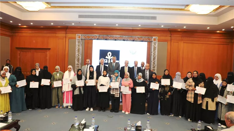اجتازوا البرنامج التدريبى.. محافظ أسوان يسلم 47 شابا شهادات التخرج
