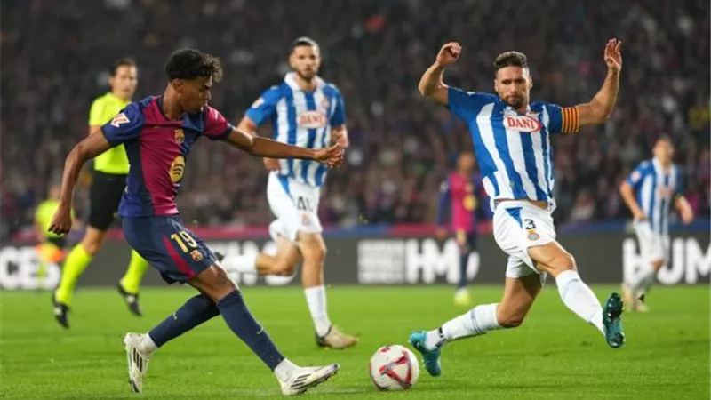 ديربي كتالونيا.. إسبانيول يمنع مشجعي برشلونة من ارتداء ألوان فريقهم 