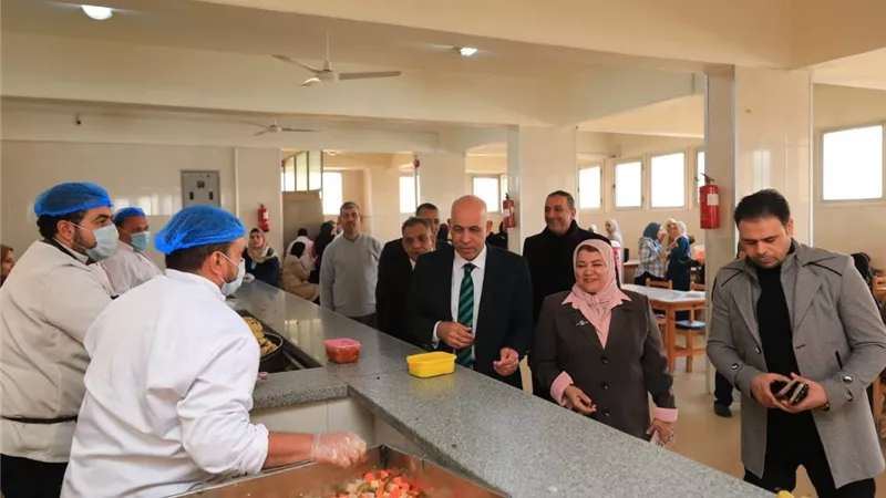 رئيس جامعة كفر الشيخ يتفقد مطعم المدن الجامعية للاطمئنان على جودة التغذية