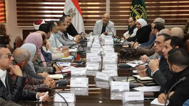 محافظ القليوبية يبحث تحويل قرية القلج وتوابعها إلى مدينة مستقلة