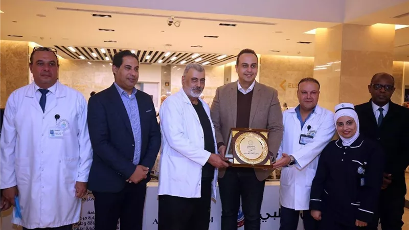 السبكي يكرّم فريقًا طبيًا أجرى جراحة نادرة لإعادة توصيل ذراع مبتورة