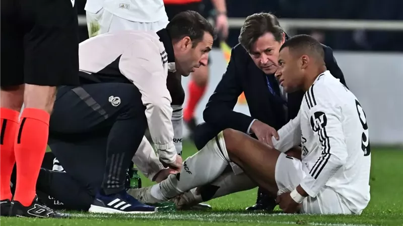 إصابة مبابي تدفع ريال مدريد لإعادة تنظيم الطاقم الطبي