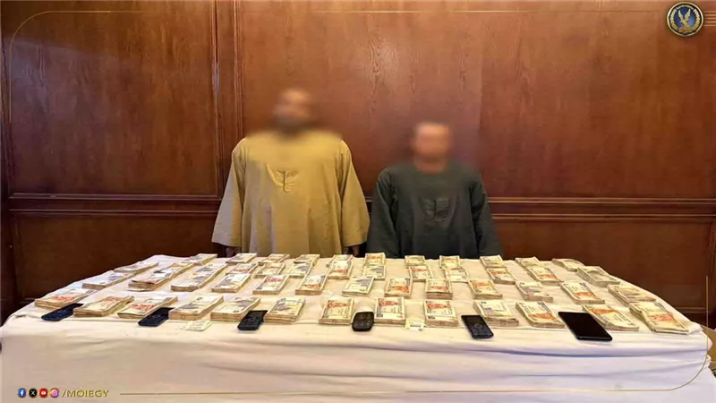 «سرقوا حسابات بنكية».. ضبط متهمين استولا على أموال سيدة في المعادي