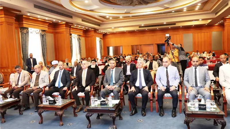 رئيس جامعة أسوان يشهد تكريم خريجي برنامج 