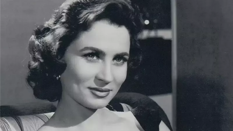 صورة نادرة للفنانة زهرة العلا مع والدتها وابنتيها
