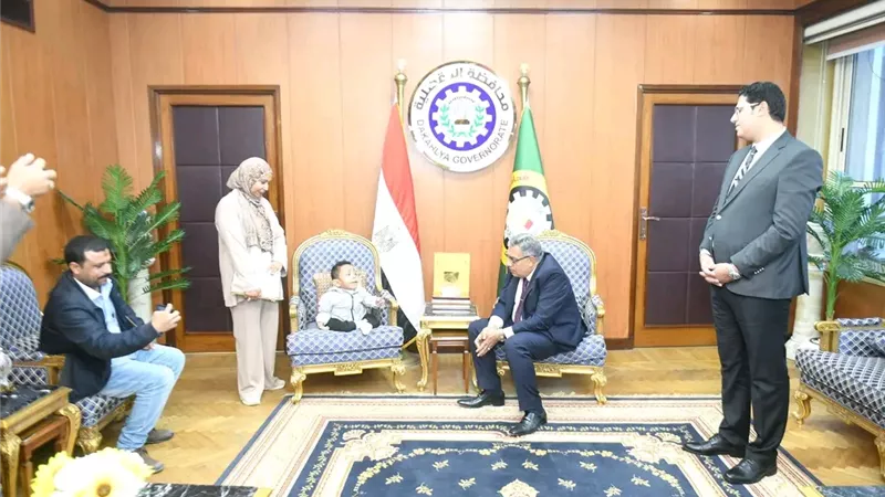 محافظ الدقهلية يحقق حلم طفل من ذوي الهمم ويهديه أغلى هدية