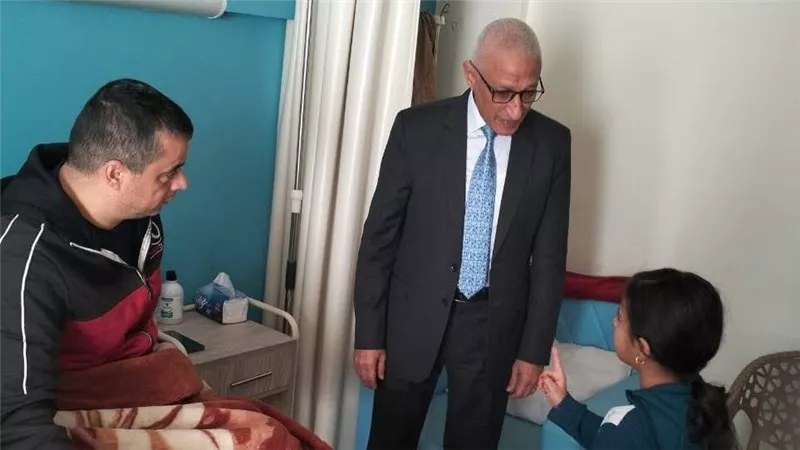 محافظ شمال سيناء يزور الأشقاء الفلسطينيين بمستشفى العريش ويهنئهم بـ2026