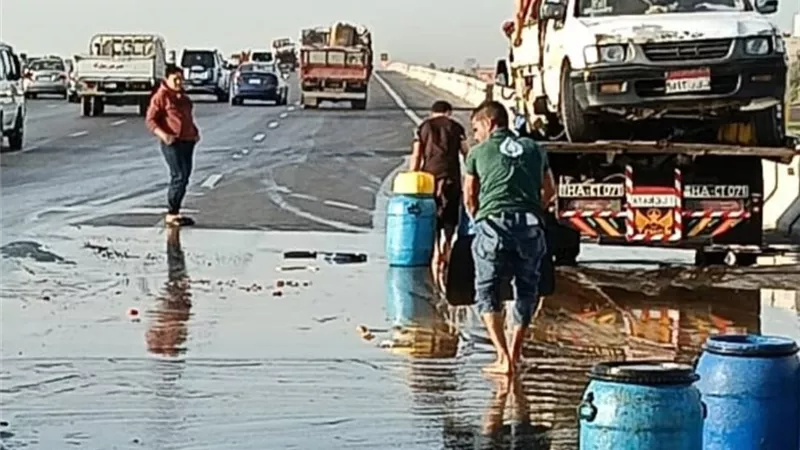 تسرب كميات من الزيت إثر انقلاب شاحنة وتعطل مؤقت لحركة المرور بطريق بنها