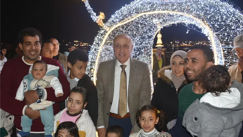 من كورنيش النيل.. محافظ الأقصر يشارك المواطنين احتفالاتهم برأس السنة