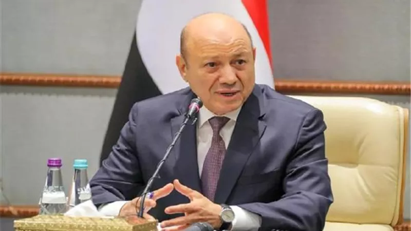 العليمي يعلن تشكيل لجنة عسكرية مشتركة مع التحالف لمواجهة الحوثيين