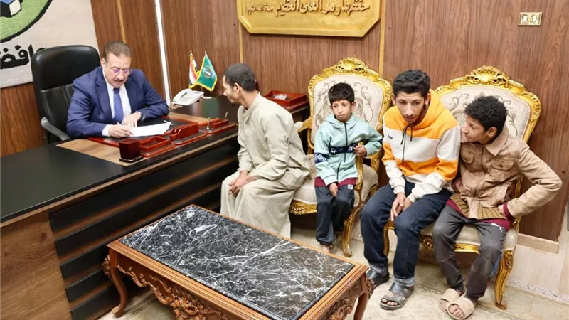 محافظ المنوفية يفتح مكتبه لذوي الهمم ويوجه بدعم لحالات الإنسانية