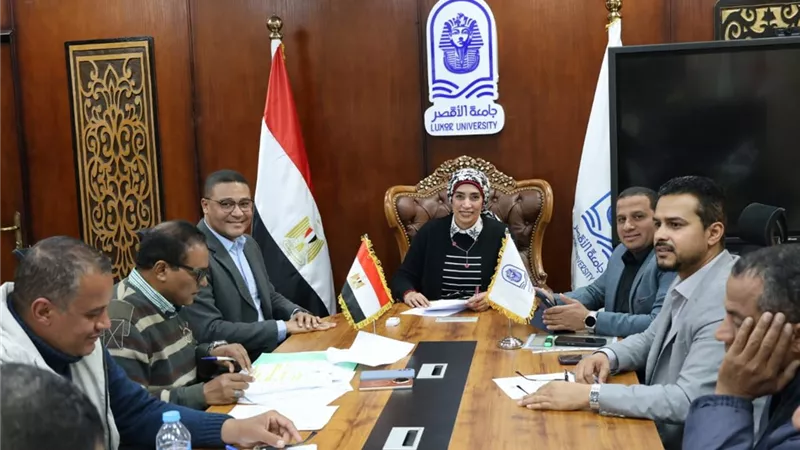 رئيس جامعة الأقصر تترأس اجتماع لجنة المنشآت لمتابعة المشروعات الجارية