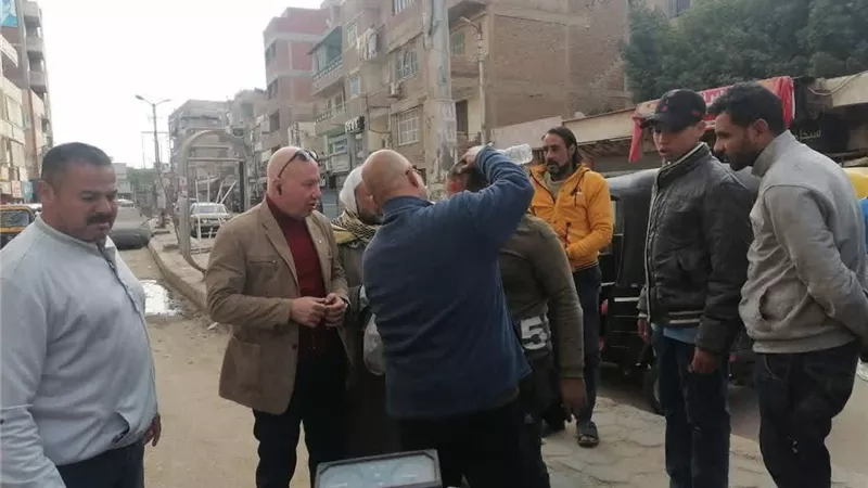 «حادث وقع أمامه».. رئيس مركز كفر شكر يأمر بسرعة نقل المصابين إلى المستشفى