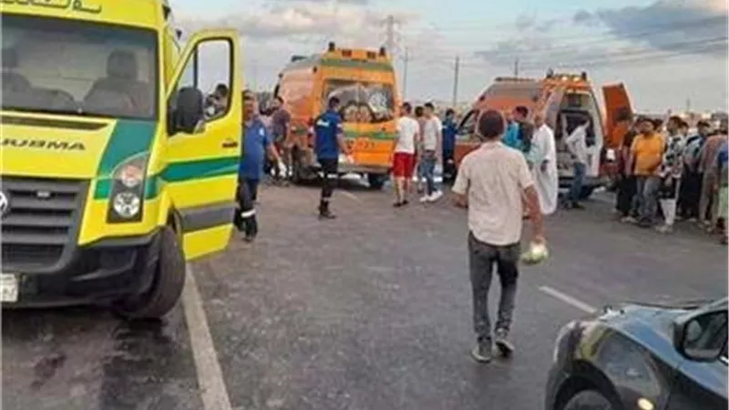 إصابة 4 أشخاص في انقلاب سيارة ربع نقل على الطريق الصحراوي بالأقصر