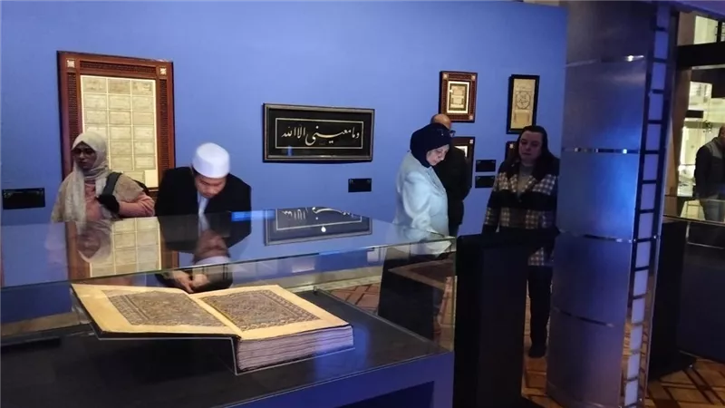 طلاب معهد البحوث والدراسات العربية يزورون متحف دار الكتب بباب الخلق