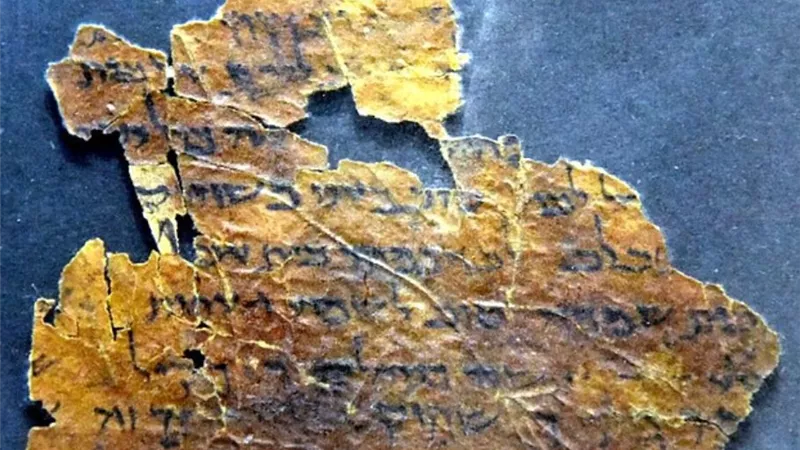 باحث هولندي يتمكن من فك رموز شفرة مخطوطات البحر الميت.. وإعادة بناء النصوص