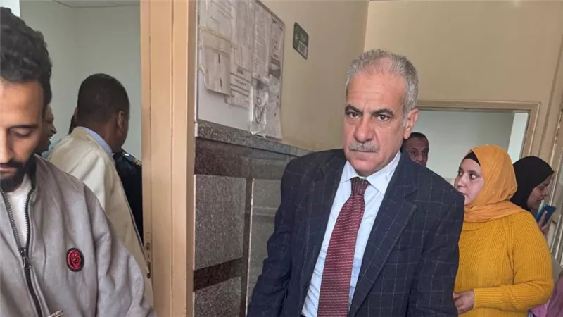 حالتهم مستقرة.. رئيس جامعة أسوان يطمئن على طلاب حادث الإسكان المميز| صور