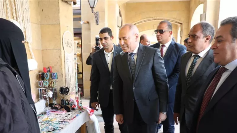 محافظ القاهرة يفتتح معرضا للحرف التراثية واليدوية بسوق الفسطاط