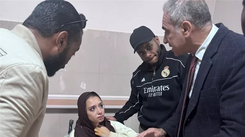 رئيس جامعة أسوان يطمئن على مصابي حادث ميكروباص من طلاب معهد التمريض