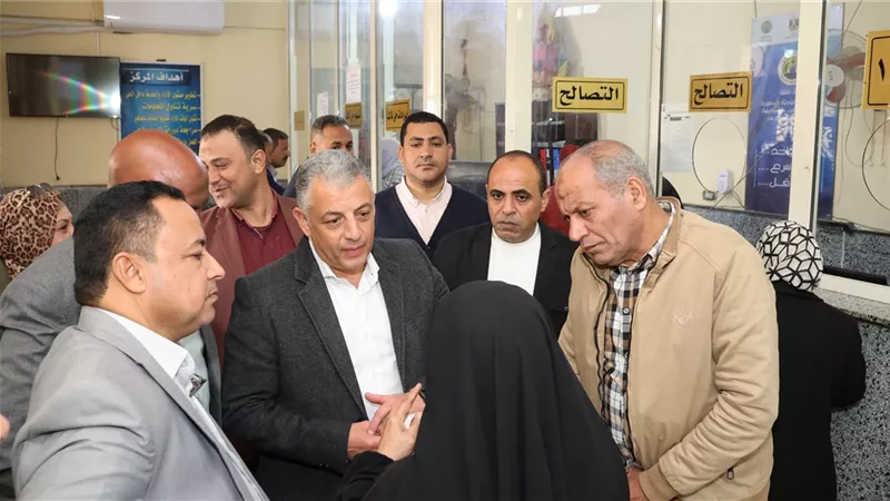 محافظ الإسماعيلية يتابع سير العمل بالمراكز التكنولوجية